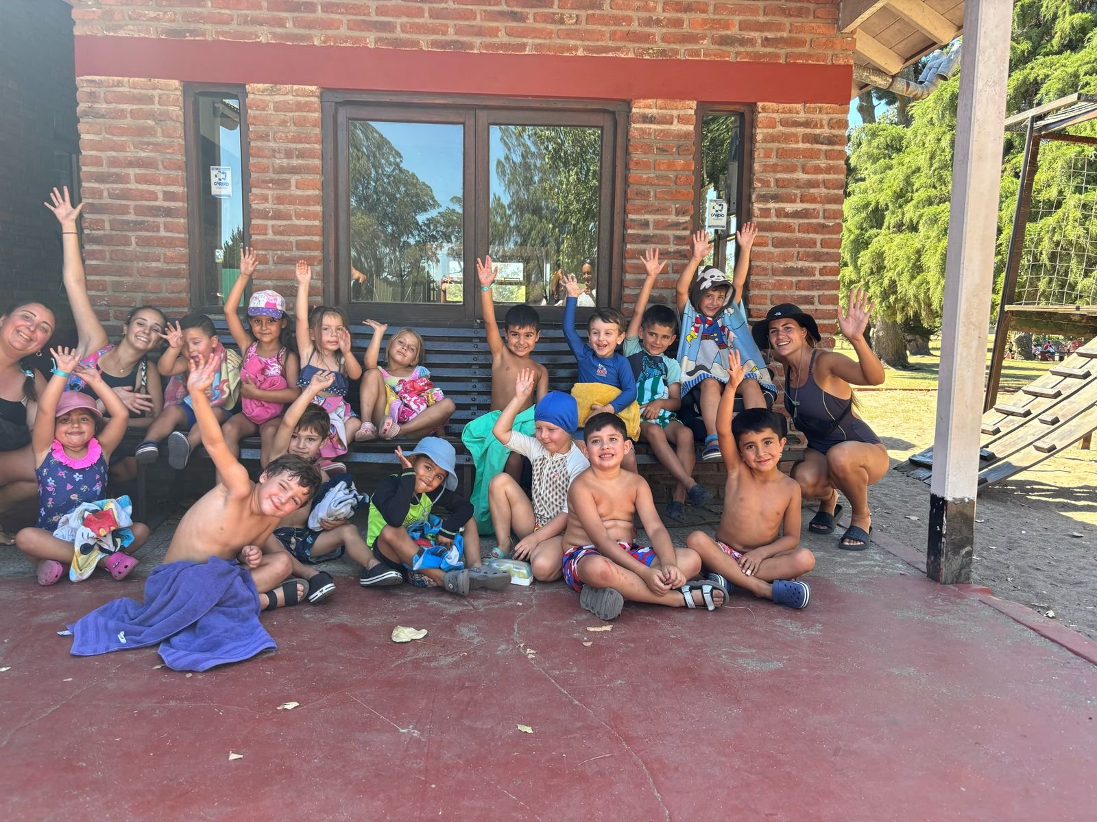 Niños jugando con pelotas en el césped