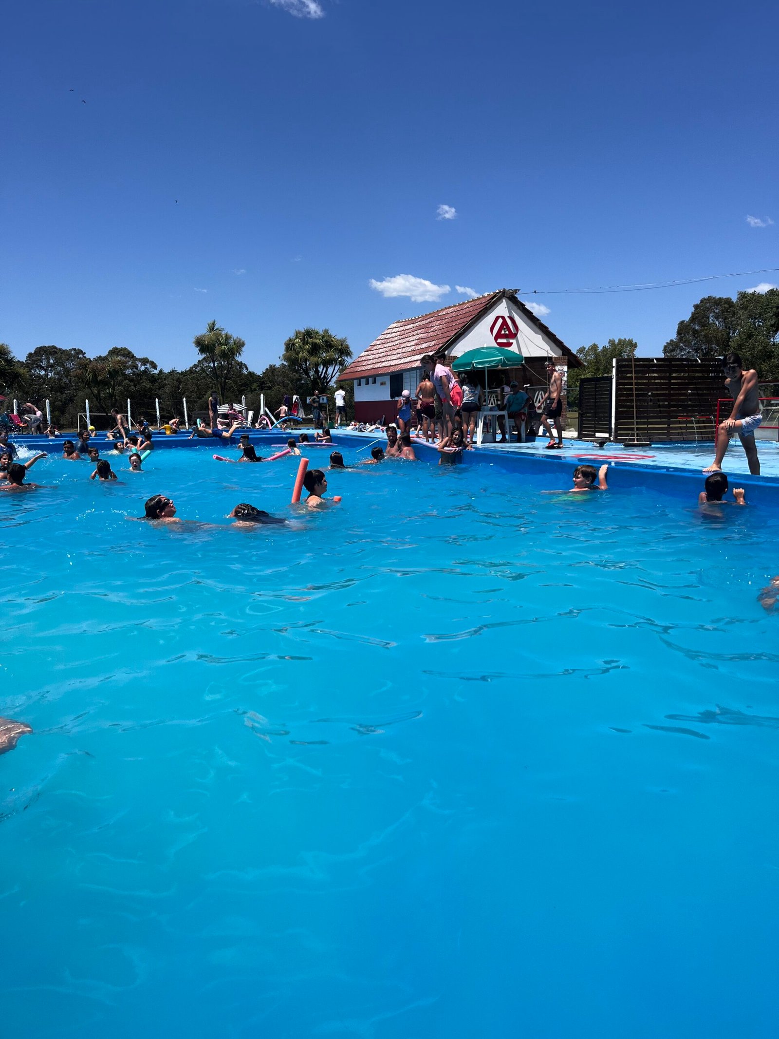 Cronograma sobre mesa y niños en actividad