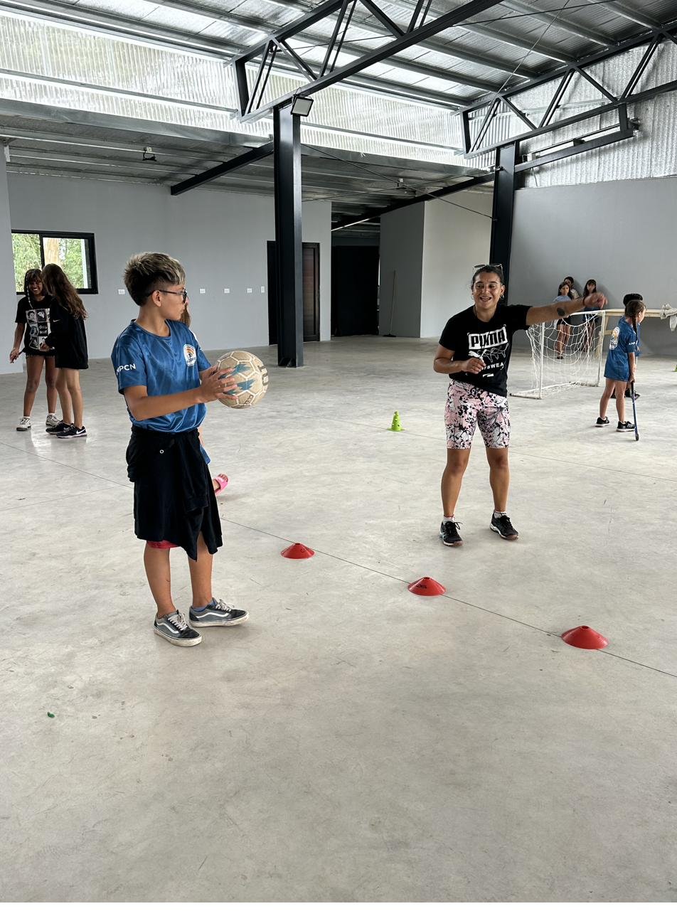 Juegos de pelota con profes en el SUM de la colonia