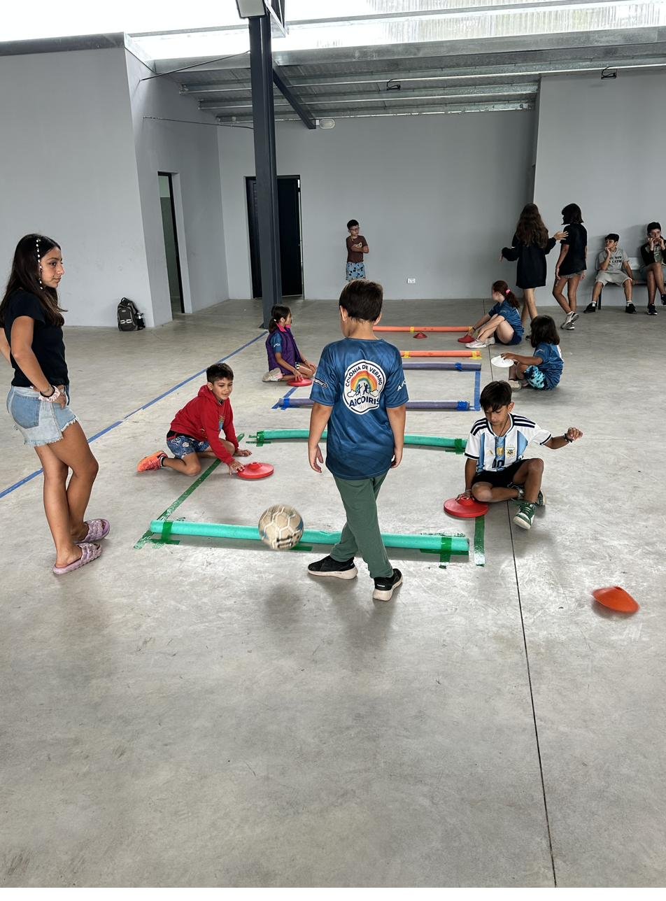 Circuitos de agilidad en el SUM de la colonia