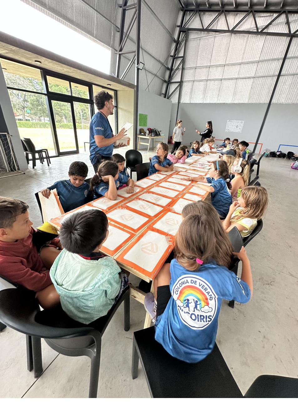 Talleres de manualidades en el SUM de la colonia