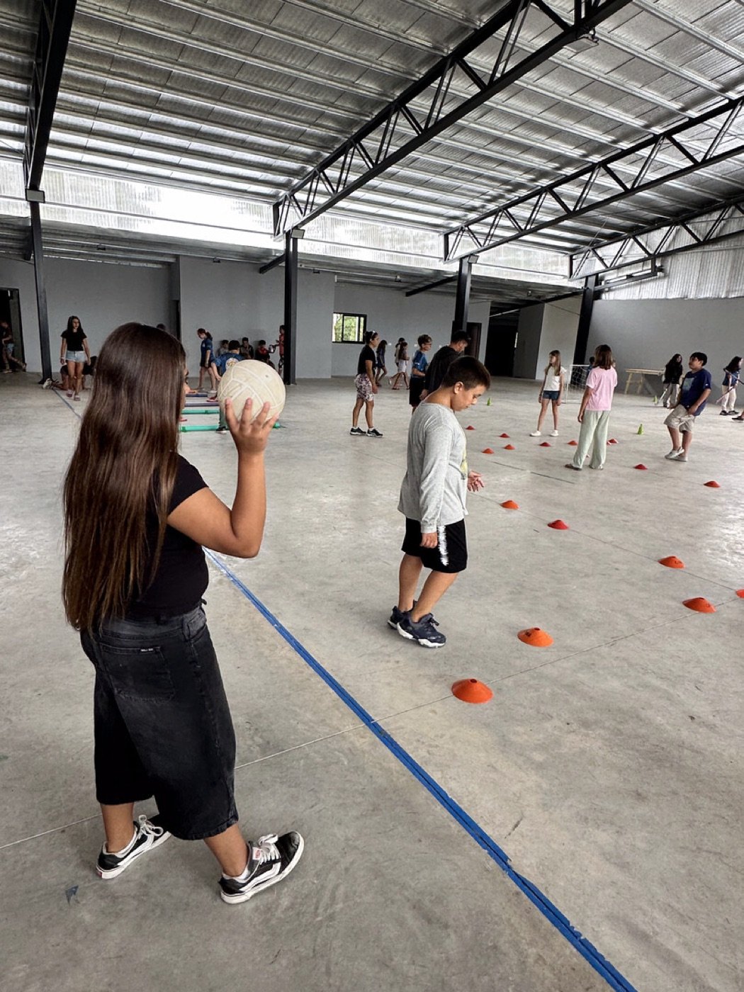 Juegos con conos y pelotas en el SUM de la colonia